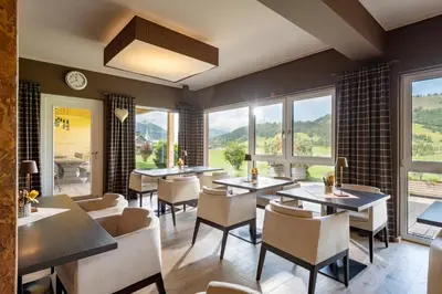 Ein Sitzbereich in der Unterkunft Fairhotel Hochfilzen B&B