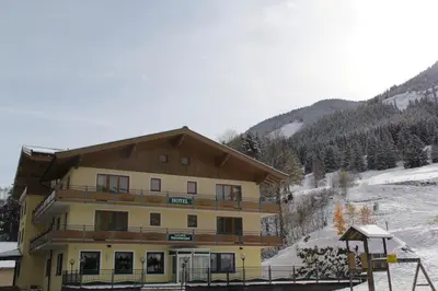 Ein allgemeiner Bergblick oder ein Berglick von des Hotels aus