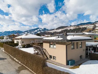 Ein allgemeiner Bergblick oder ein Berglick von des Ferienhauses aus