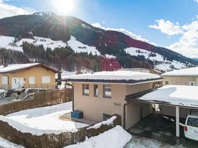 Ein allgemeiner Bergblick oder ein Berglick von des Ferienhauses aus