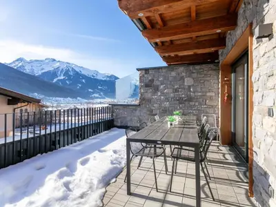 Ein allgemeiner Bergblick oder ein Berglick von des Chalets aus