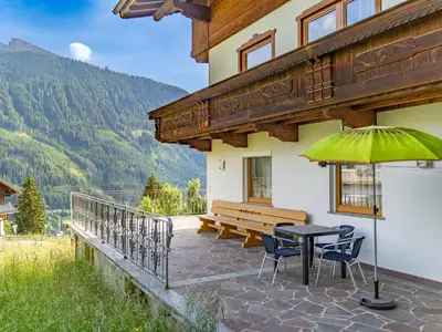 Ein allgemeiner Bergblick oder ein Berglick von des Ferienhauses aus