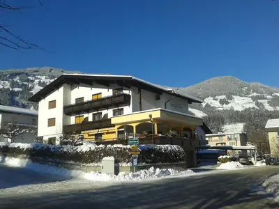 Ein allgemeiner Bergblick oder ein Berglick von des Aparthotels aus
