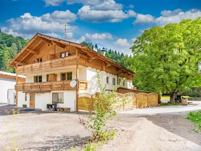 Das Gebäude in dem sich das Ferienhaus befindet