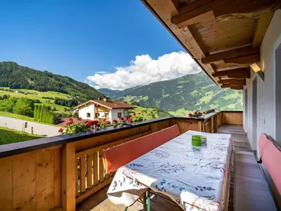 Ein allgemeiner Bergblick oder ein Berglick von der Ferienwohnung aus