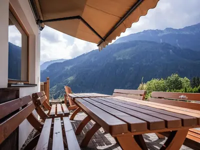 Ein allgemeiner Bergblick oder ein Berglick von des Chalets aus