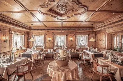 Ein Restaurant oder anderes Speiselokal in der Unterkunft Das Karwendel - Ihr Wellness Zuhause am Achensee