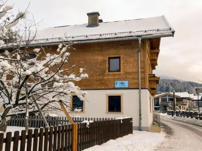 Das Gebäude in dem sich das Ferienhaus befindet