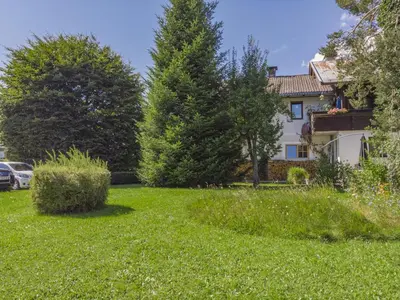 Ein Garten an der Unterkunft Haus Jöchl Top 1
