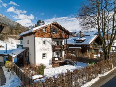 Ein allgemeiner Bergblick oder ein Berglick von des Ferienhauses aus