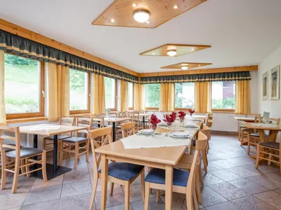 Ein Restaurant oder anderes Speiselokal in der Unterkunft Mooshäusl Large