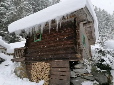 Urige Alm im Winter