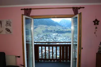 Ein allgemeiner Bergblick oder ein Berglick von der Ferienwohnung aus