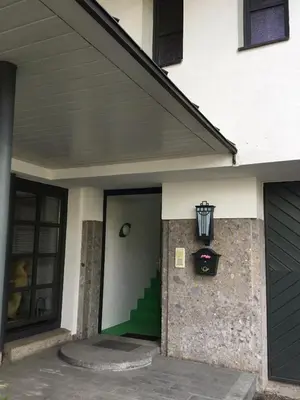 Eine Fassade oder ein Eingang zu Ferienwohnung Orchidee