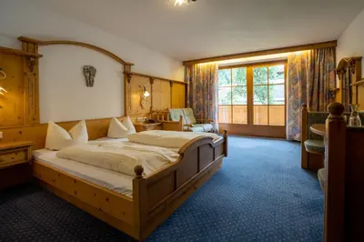 Ein Bett oder Betten in einem Zimmer der Unterkunft Posthotel Erlerwirt
