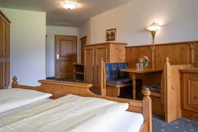 Ein Bett oder Betten in einem Zimmer der Unterkunft Posthotel Erlerwirt