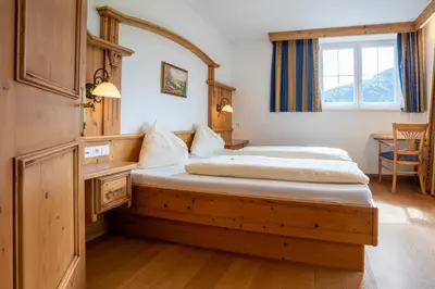 Ein Bett oder Betten in einem Zimmer der Unterkunft Posthotel Erlerwirt