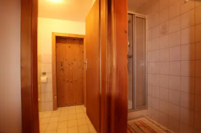 Ein Badezimmer in der Unterkunft Ferienwohnung Prent Wildschönau WILD023 by FeWo-Plan