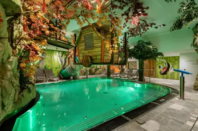 Der Swimmingpool an oder in der Nähe von Hotel Restaurant Hexenalm