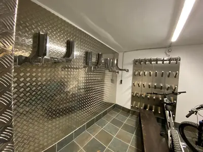 Radfahren an der Unterkunft Alpine Lodge by Apartment Managers oder in der Nähe
