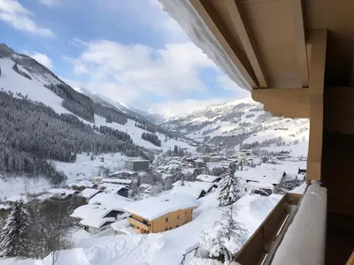 Ein allgemeiner Bergblick oder ein Berglick von des Hotels aus