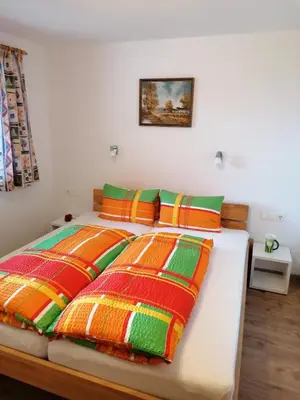 Ein Bett oder Betten in einem Zimmer der Unterkunft Embacher Marianne - Rotharlhof