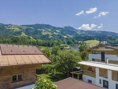 Ein allgemeiner Bergblick oder ein Berglick von des Ferienhauses aus