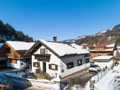 Ein allgemeiner Bergblick oder ein Berglick von des Ferienhauses aus