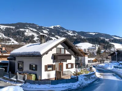 Ein allgemeiner Bergblick oder ein Berglick von des Ferienhauses aus