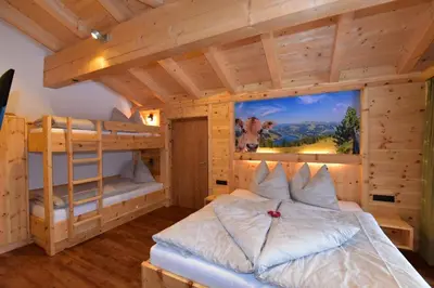 Ein Bett oder Betten in einem Zimmer der Unterkunft Krölls Alpenchalet