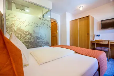 Ein Bett oder Betten in einem Zimmer der Unterkunft Hotel & Chalets Mariasteinerhof