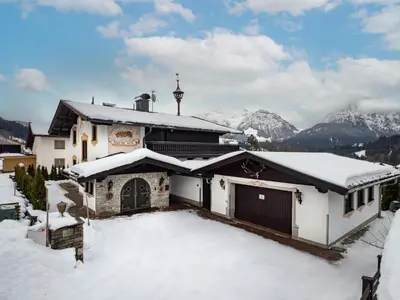 Ein allgemeiner Bergblick oder ein Berglick von des Ferienhauses aus