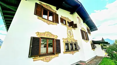 Das Gebäude in dem sich das Ferienhaus befindet
