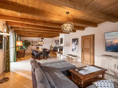 Ein Sitzbereich in der Unterkunft Exclusive Villa Tirol