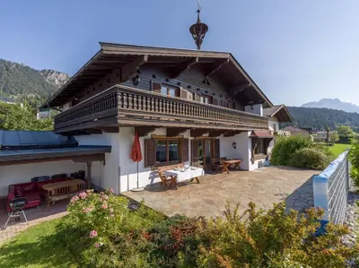 Ein allgemeiner Bergblick oder ein Berglick von des Ferienhauses aus