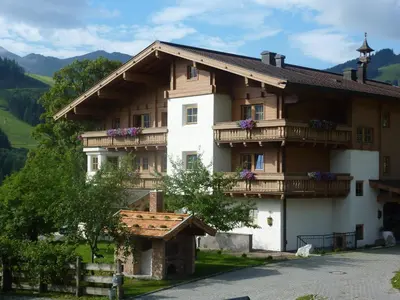 Ein allgemeiner Bergblick oder ein Berglick von des Aparthotels aus