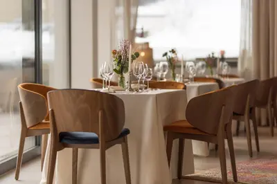 Ein Restaurant oder anderes Speiselokal in der Unterkunft Hotel Post am See