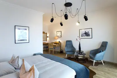 Ein Bett oder Betten in einem Zimmer der Unterkunft Hotel Post am See