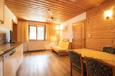 Ein Sitzbereich in der Unterkunft Ferienwohnung Wilder Kaiser Nähe Bergdoktor Drehorte IDT098 by FeWo-Plan