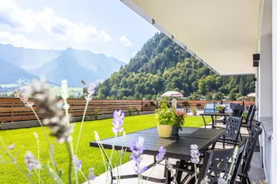 Ein allgemeiner Bergblick oder ein Berglick von der Ferienwohnung aus