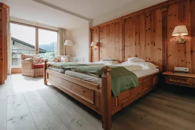 Ein Bett oder Betten in einem Zimmer der Unterkunft DER GREIL - Wein & Gourmethotel