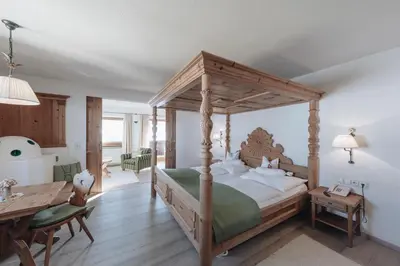 Ein Bett oder Betten in einem Zimmer der Unterkunft DER GREIL - Wein & Gourmethotel