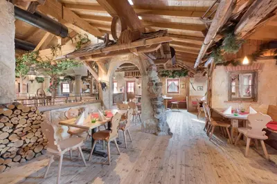 Ein Restaurant oder anderes Speiselokal in der Unterkunft Der Waldhof