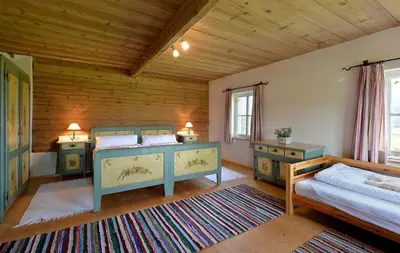 Ein Bett oder Betten in einem Zimmer der Unterkunft Selbstversorgerhütte Plafing