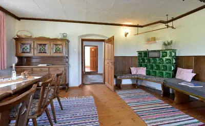 Ein Sitzbereich in der Unterkunft Selbstversorgerhütte Plafing