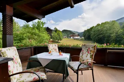 Ein allgemeiner Bergblick oder ein Berglick von der Ferienwohnung aus