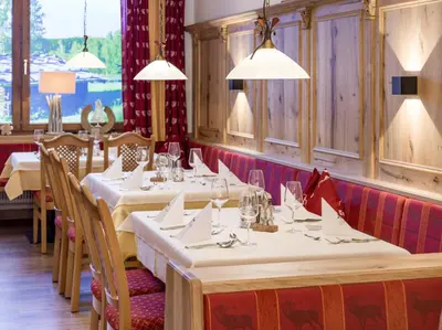 Ein Restaurant oder anderes Speiselokal in der Unterkunft Sporthotel Tirolerhof