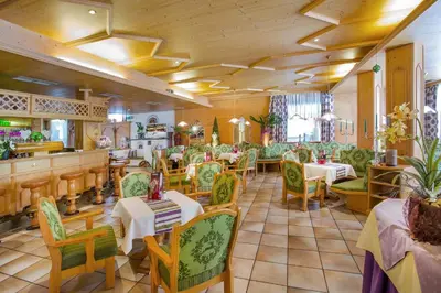 Ein Restaurant oder anderes Speiselokal in der Unterkunft Sporthotel Tirolerhof