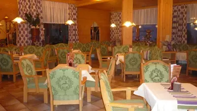 Ein Restaurant oder anderes Speiselokal in der Unterkunft Sporthotel Tirolerhof