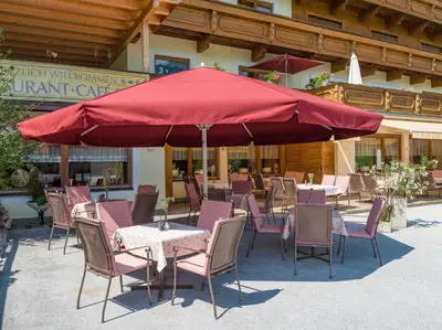 Ein Restaurant oder anderes Speiselokal in der Unterkunft Sporthotel Tirolerhof